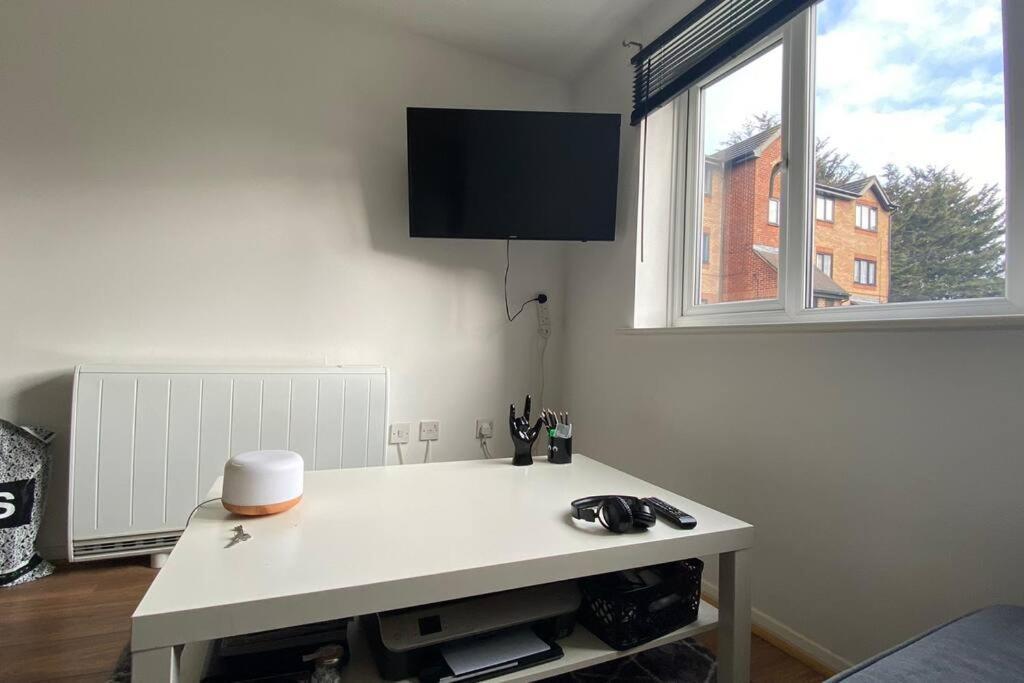 Apartament Modern 1 Bedroom Ground Floor Flat *