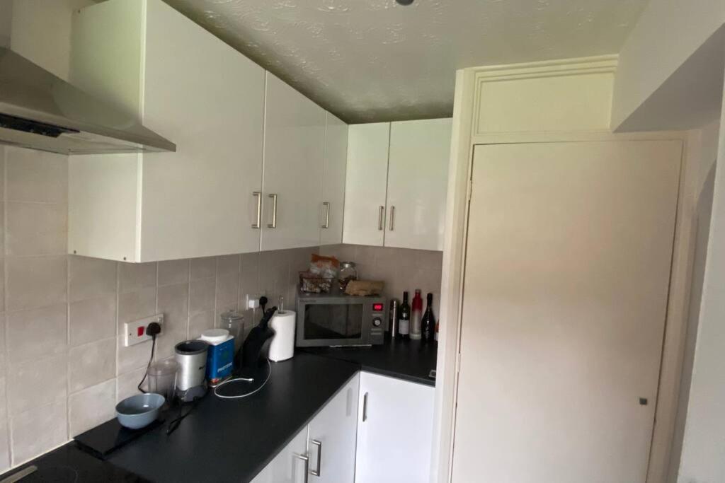 Modern 1 Bedroom Ground Floor Flat Apartament